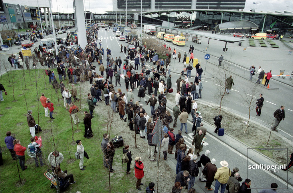 Nederland, Schiphol, 8 april 2001.