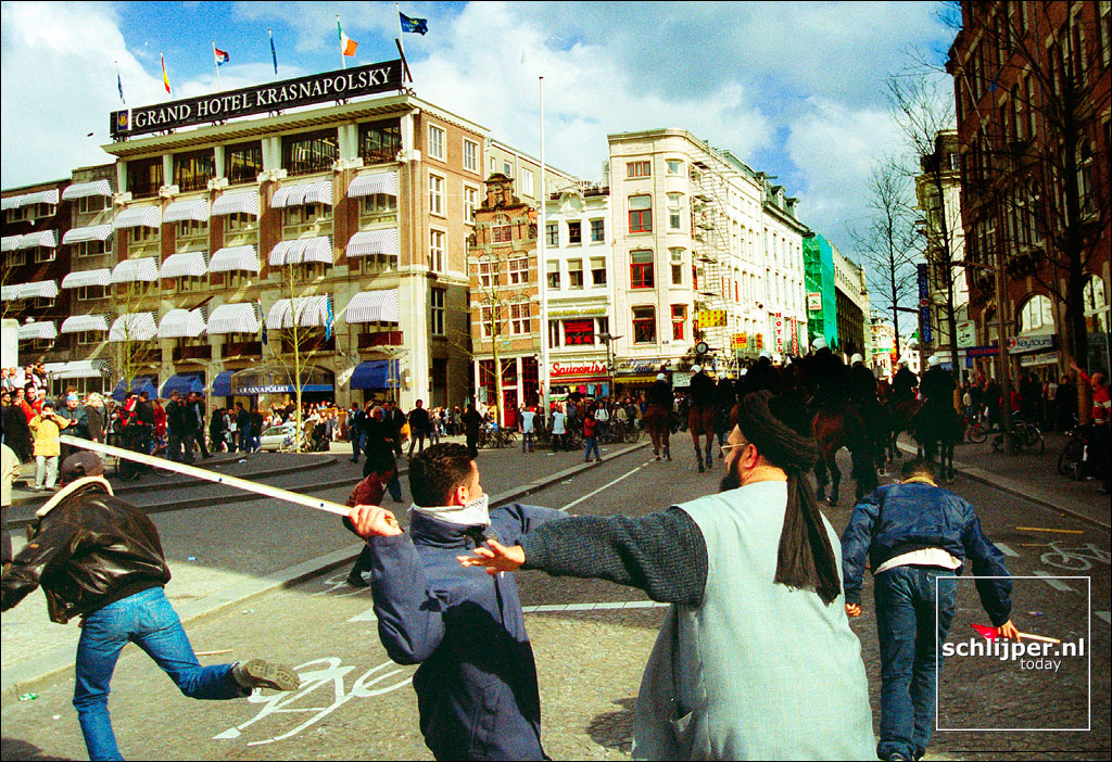 Nederland, Amsterdam, 13 april 2002