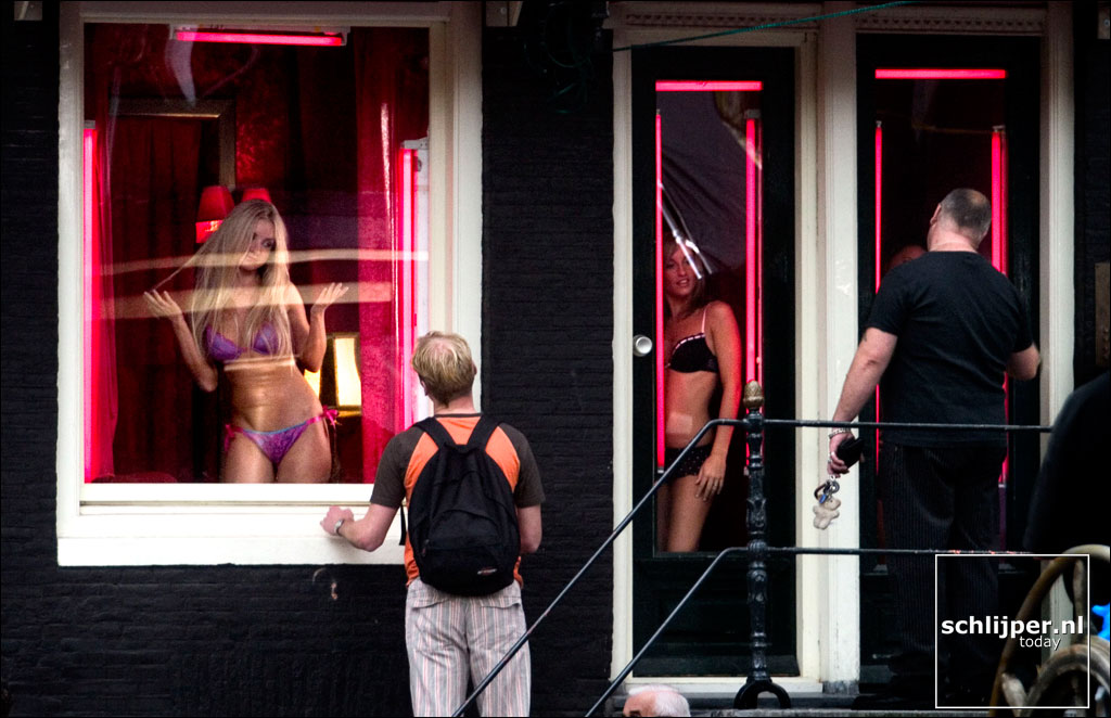 Бордели нижний. Улица красных фонарей Амстердам. Квартал красных фонарей де Валлен. Улица красных фонарей Амстердам 18. Квартал красных фонарей Амстердам девушки.