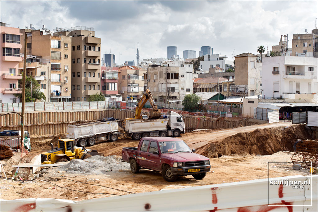 Israel, Tel Aviv, 28 februari 2013 bouwterrein; bouwen; construction zone; building; truck; vrachtwagen