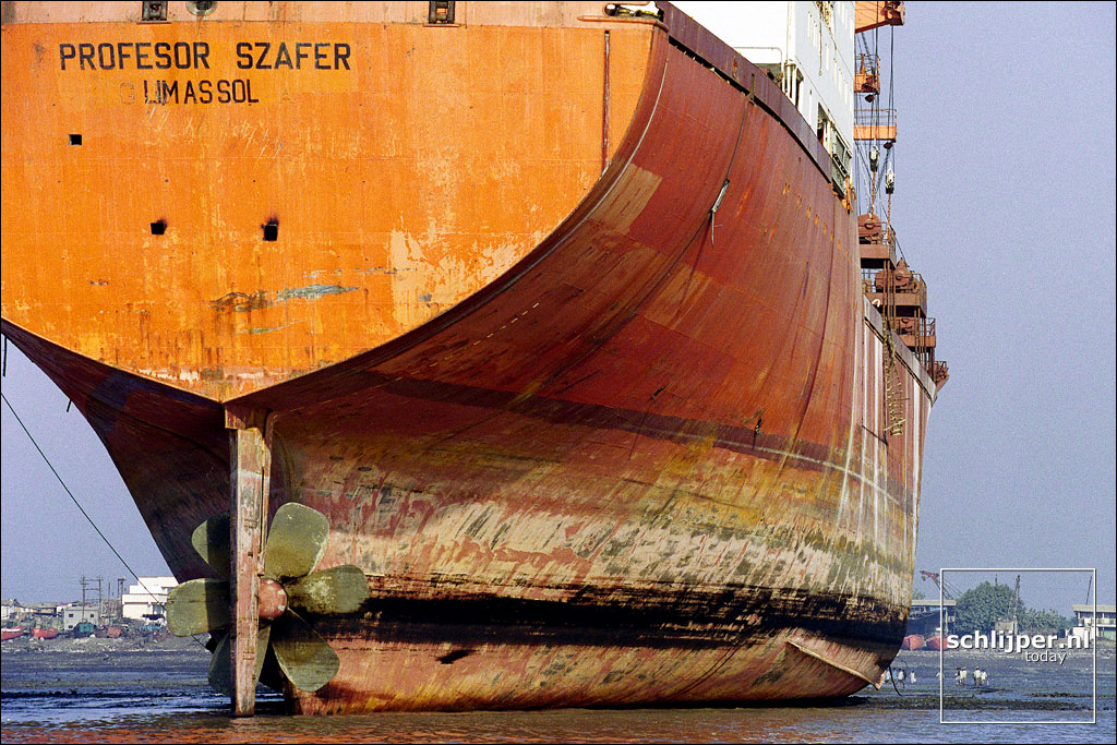 India, Alang, 8 december 1999ship-breaking, ship breaking, ships, schepen, ontmantelen, kunst, coast, shore, india, alangFoto: Thomas Schlijper
